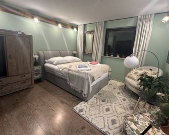 Near Frankfurt +32 pinball, arcade, billiard,Dart - Hattersheim am Main - Schlafzimmer