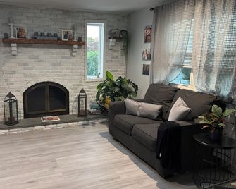 Charming, spacious apartment in the heart of Farmingdale’s Culinary Quarters! - Farmingdale - Living room