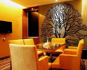 Railway Station Hotel - Shenzhen - Living room