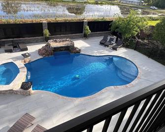 The carriage house/cottage house. Large expansive open floor plan - Eunice - Басейн