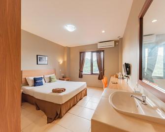 Urbanview Hotel Ulin Samarinda By RedDoorz - Samarinda - Bedroom