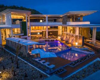 لولواتا أيلاند ريزورت - بورت مورسبي - حوض السباحة