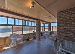 Mountain View Desert Home - 25 Mins to White Sands - Alamogordo - Living room