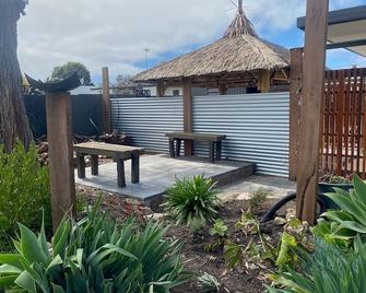 Fresh, relaxed 2 bedroom apartment, only 1.9kms from the beach, close to shops - Kingscote - Patio