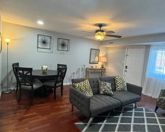 Cozy 2-bedroom Apartment in Arlington Gem, minutes from DC - Arlington