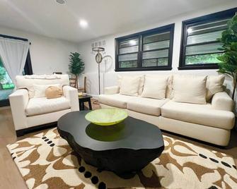 Boho Chic Private Home in the Heart of Westport CT - Westport - Pokój dzienny