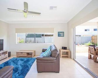 Petrie Beach Holiday Home - Mackay - Living room