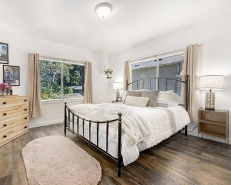 'Treehouse' in the Redwoods - sleeps 4! - Ben Lomond