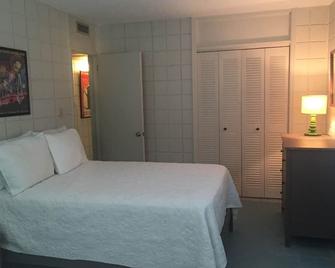Bring your best friend to the beach - 2 Bedroom, 1 Bath pet friendly bungalow! - Isle of Palms - Bedroom