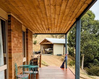 Sustainable retreat on 20 acres of lake hillside - Bonnie Doon - Patio