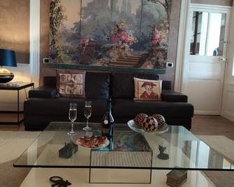 Grand Appartement de Charme sur la Rivière - Redon - Вітальня