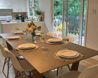 Cozy 2br Guesthouse In Quiet Penticton – Private Deck, Patio & Bbq - Penticton - Dining room