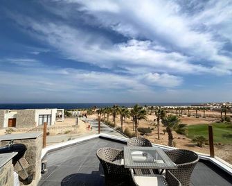 Sea & Golf View 2BR Villa with Beach & Pool Access & Terrace - Seascape Stays - Soma Bay - Balcón
