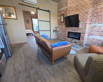 The Henry Lofts 2-bedroom apt., dog friendly fenced yard, arcade, coffee shops - Petersburg - Huiskamer
