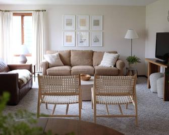 Cozy home walkable to downtown Two Harbors - Two Harbors - Вітальня