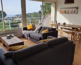 Luminous apartment, large terrace, ocean view - Cassis - Living room