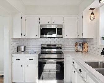 B&W of Shenandoah - Shenandoah - Kitchen