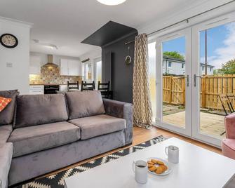 Cheerful Stays - Livingston - 4 Bedroom 3 Bath home - Livingston - Living room