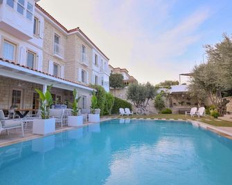 Peremere Alacati Otel - Alacati - Piscina