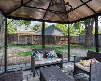 Luxurious. BBQ. Pool & Splash Park. 1hr to Niagara & TO. 20 mins Lion Safari. - Burlington - Patio