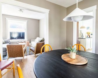 Hop House is a calm home that comfortably sleeps 8. Walkable to downtown Kent! - Kent - Dining room