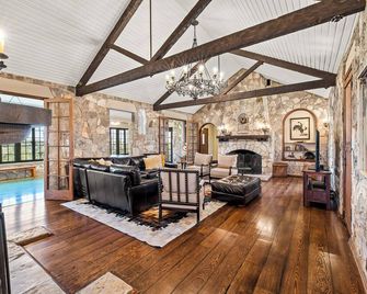 10 Bedroom Hill Country Retreat with Pickleball, Tennis and Pool- Stonehaven Ran - San Marcos - Sala de estar