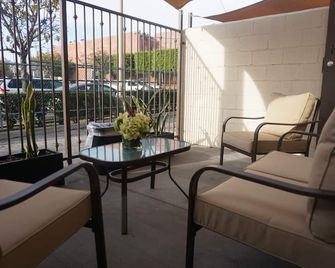 Tuscan Garden Inn - Los Angeles - Balcony