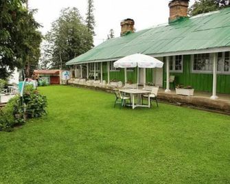 Green Retreat Hotel - Khānspur - Patio