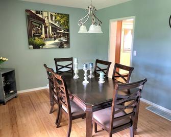 Enjoy the spacious and serene location just outside of Sparta, WI. - Sparta - Sala pranzo