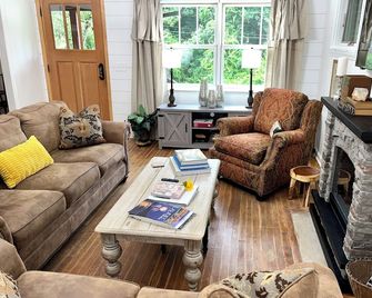 Affordable specials! Close to everything; even Historic downtown. Guests love it - Clayton - Sala de estar