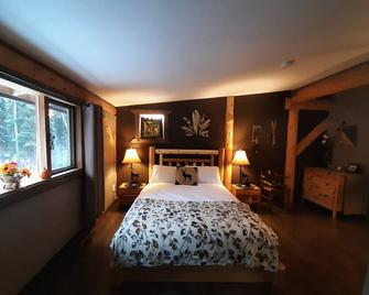 Arctic Divide Lodge - Dease Lake - Bedroom