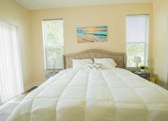 Close 2 Shore️ | Sleeps 4 W/ Beach Views - Biloxi - Bedroom