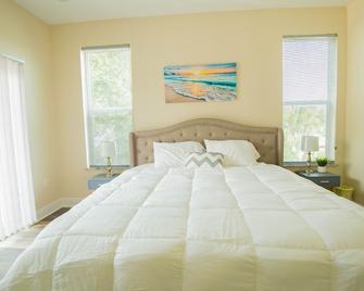 Close 2 Shore️ | Sleeps 4 W/ Beach Views - Biloxi - Bedroom