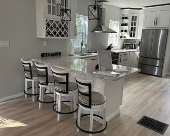 Alexbay Retreat within a short walk to all the downtown attractions - Alexandria Bay - Kitchen