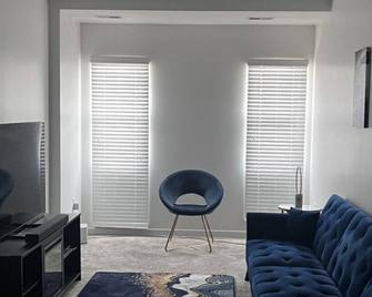 Nice cozy Apartment! - Madison Heights - Living room