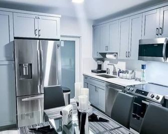 Ocean Pearl Estate 3br 2ba W Pool - Fort Lauderdale - Kitchen