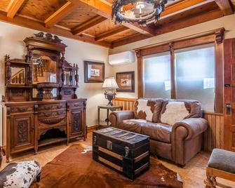 Entire 3 bedroom Victorian Home ready for your Sierra Vacation - Bishop - Living room