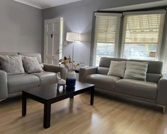 Super Stellar 3 bedrooms 2 baths house in Alhambra - Alhambra - Obývací pokoj