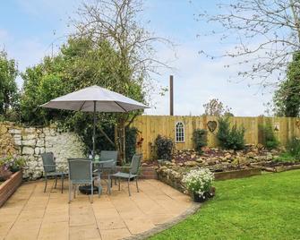 Gort Farm Cottage - Carrick-on-Shannon - Patio