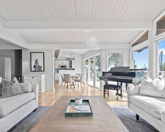 Bright 2bd suite with ocean views! Perfect getaway for family or friends! - Mill Bay - Living room