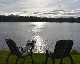 Williams Lake Get-Away Lakefront Home - Waterford - Patio