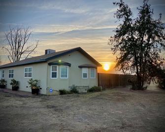 Farm House Country Stay - Tulare - Κτίριο