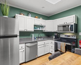 Gemutliche Wohnung - hot tub, full kitchen, WiFi - Helen - Küche