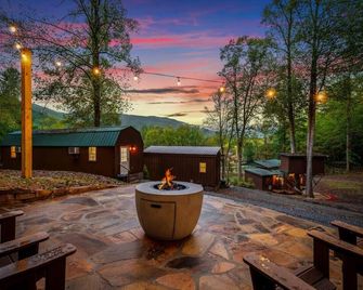 2bed 1bath Cabin with Mountain View, Hot Tub and grilling deck - Hayesville - Patio