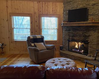 Beautiful Mountain Cabin, 2 bdrm, 2 bath + loft, cozy fireplace! - Lakemont - Living room