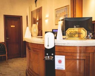 Hotel Posta - Cecina - Front desk