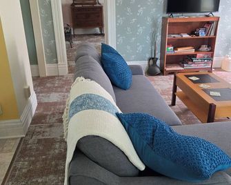 Private Upper Deck surrounded by flower and vegetable gardens. Pet friendly - Emporia - Living room