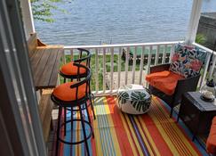 Year-round Newly Renovated Waterfront Cottage on Blue Bill Cove - Portsmouth - Balcony