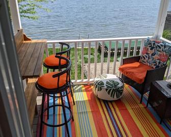 Year-round Newly Renovated Waterfront Cottage on Blue Bill Cove - Portsmouth - Balcony