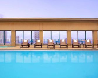 2 Connecting Suites with Three Beds at a 4 Star Hotel by Suiteness - 잭슨빌 - 수영장